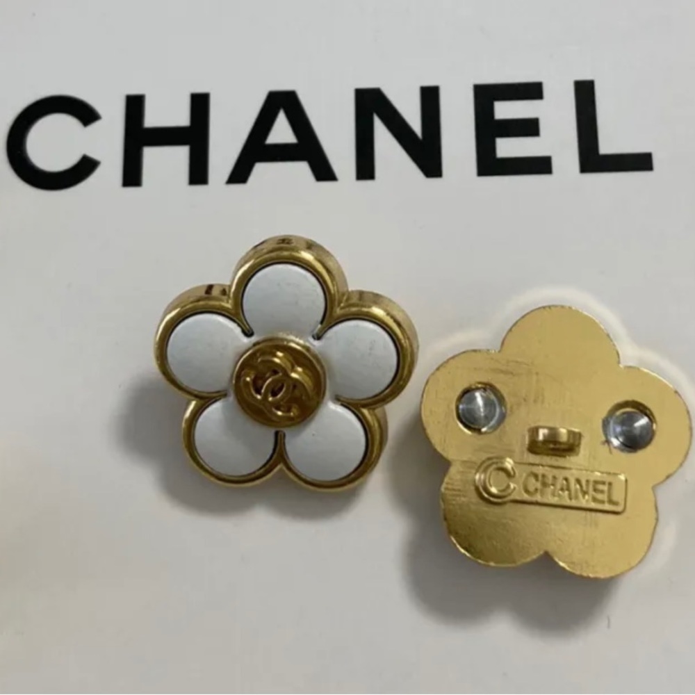 😍WHAT A FIND!! Super RARE and AUTHENTIC VINTAGE 💕CHANEL💕 Daisy Buttons!!
